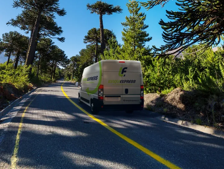 Vehículo de Lonquiexpress en una carretera entre araucarias